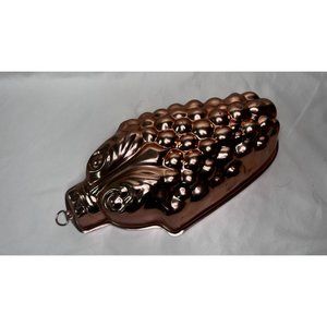 Vintage 10” Pan Copper Jello Mold Grapes Design Wall Hanging Kitchen Decor